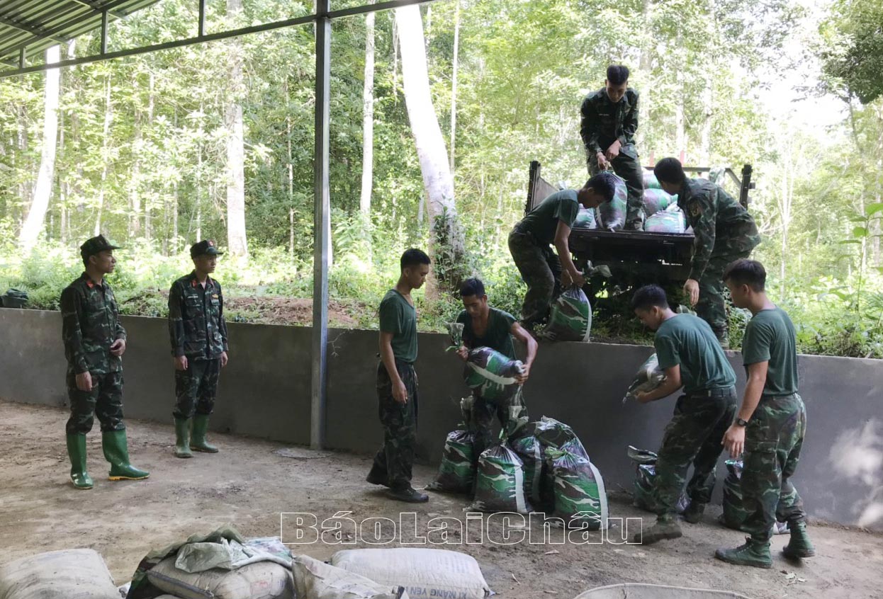 Các lực lượng khẩn trương xây dựng hầm họp của Huyện ủy Phong Thổ tại khu vực căn cứ giả định.